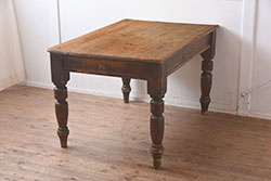 フランスアンティーク　パイン材　使い込まれた風合いが魅力のダイニングテーブル(机、作業台)(R-042210)