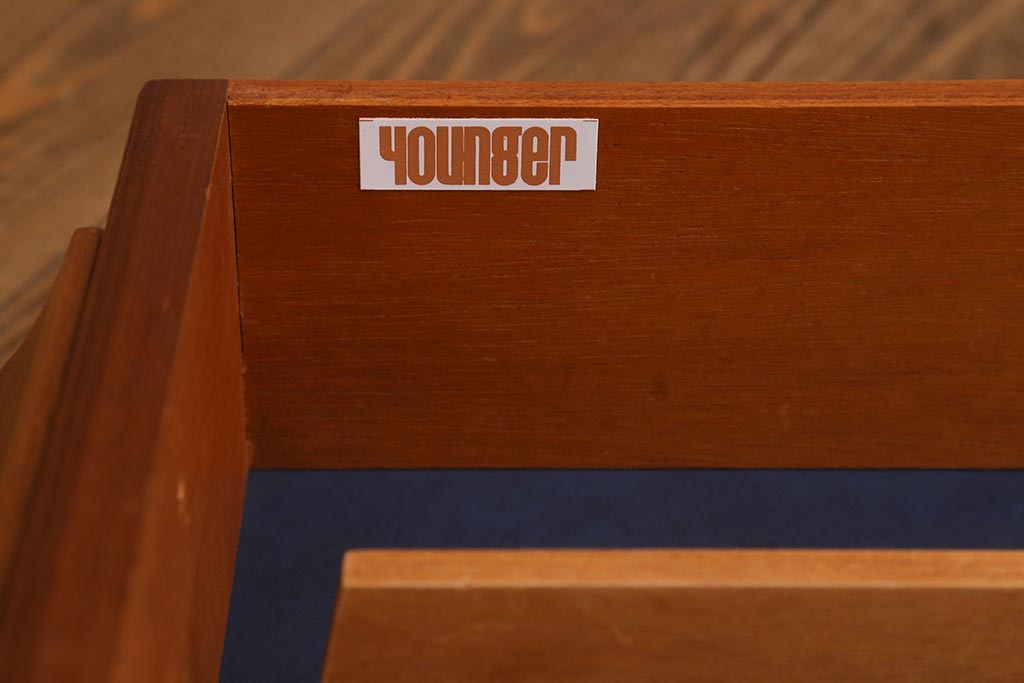 ヴィンテージ家具　北欧家具　Younger(ヤンガー社)　チーク材　細部までこだわったデザインのカップボード(キャビネット、ハイボード、収納棚、ビンテージ)(R-042266)