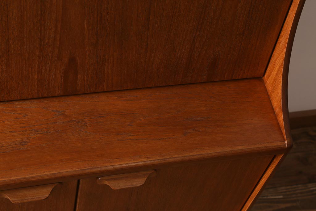 ヴィンテージ家具　北欧家具　Younger(ヤンガー社)　チーク材　細部までこだわったデザインのカップボード(キャビネット、ハイボード、収納棚、ビンテージ)(R-042266)