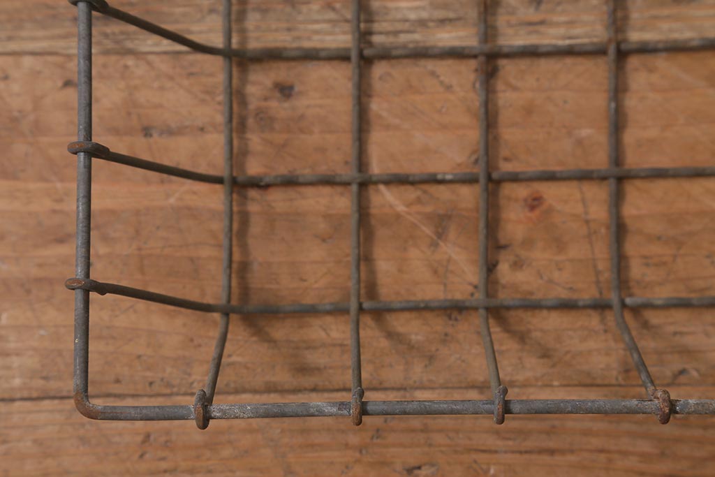 アンティーク雑貨　昭和中期　古い質感が味わい深いアイアン製のカゴ(鉄カゴ、小物入れ、ディスプレイ雑貨)(R-042296)