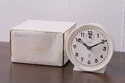 ヴィンテージ雑貨　フランスビンテージ　箱付き　JAZ社　白いボディのレトロな覚まし時計(置時計、枕時計)(R-042353)