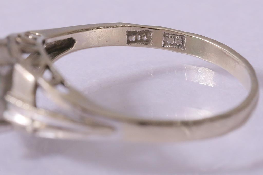 ヴィンテージアクセサリー　K14(14金)　WG　ホワイトゴールド　淡いグリーンストーンが清楚な印象のリング(指輪、ビンテージ)(R-042373)