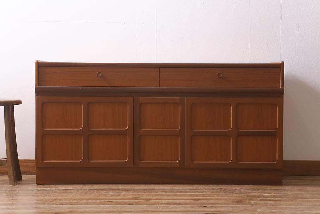 ヴィンテージ家具　北欧ビンテージ　チーク材　Nathan(ネイサン)　スタイリッシュなデザインがお洒落なキャビネット(サイドボード、テレビ台、収納棚、戸棚)(R-042502)