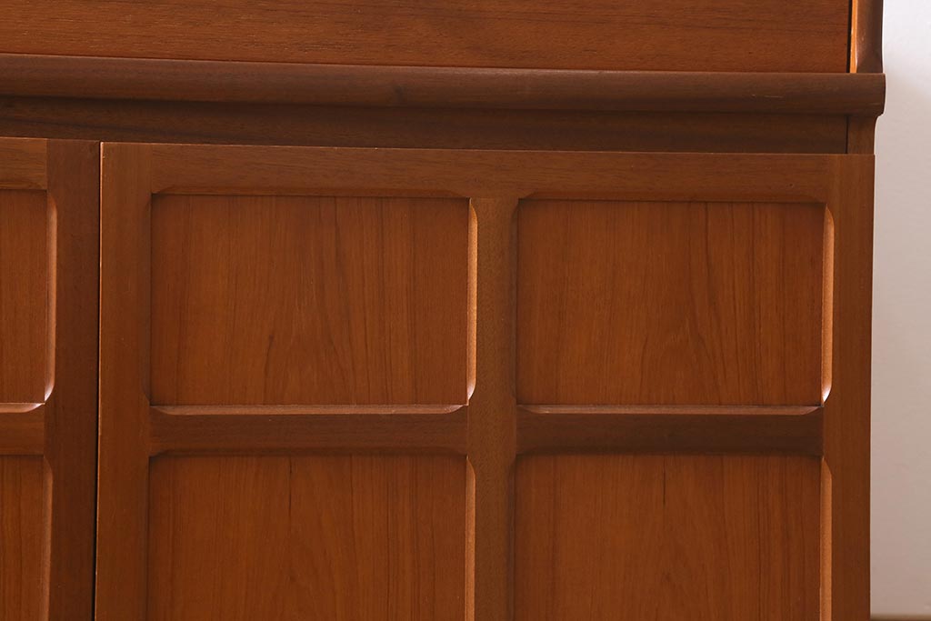 ヴィンテージ家具　北欧ビンテージ　チーク材　Nathan(ネイサン)　スタイリッシュなデザインがお洒落なキャビネット(サイドボード、テレビ台、収納棚、戸棚)(R-042502)