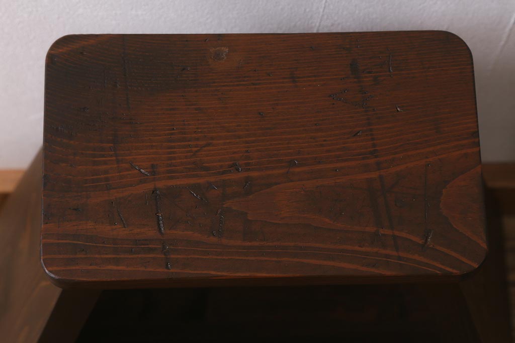 ラフジュ工房オリジナル　古材リメイク　透かし彫りがポイントの踏み台(ステップ)(R-042644)