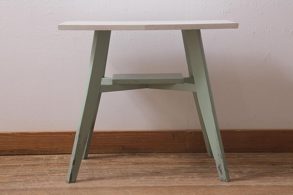 ペイント家具　レトロ家具　ナチュラルな色合いが魅力のサイドテーブル(カフェテーブル、飾り台)(R-042941)