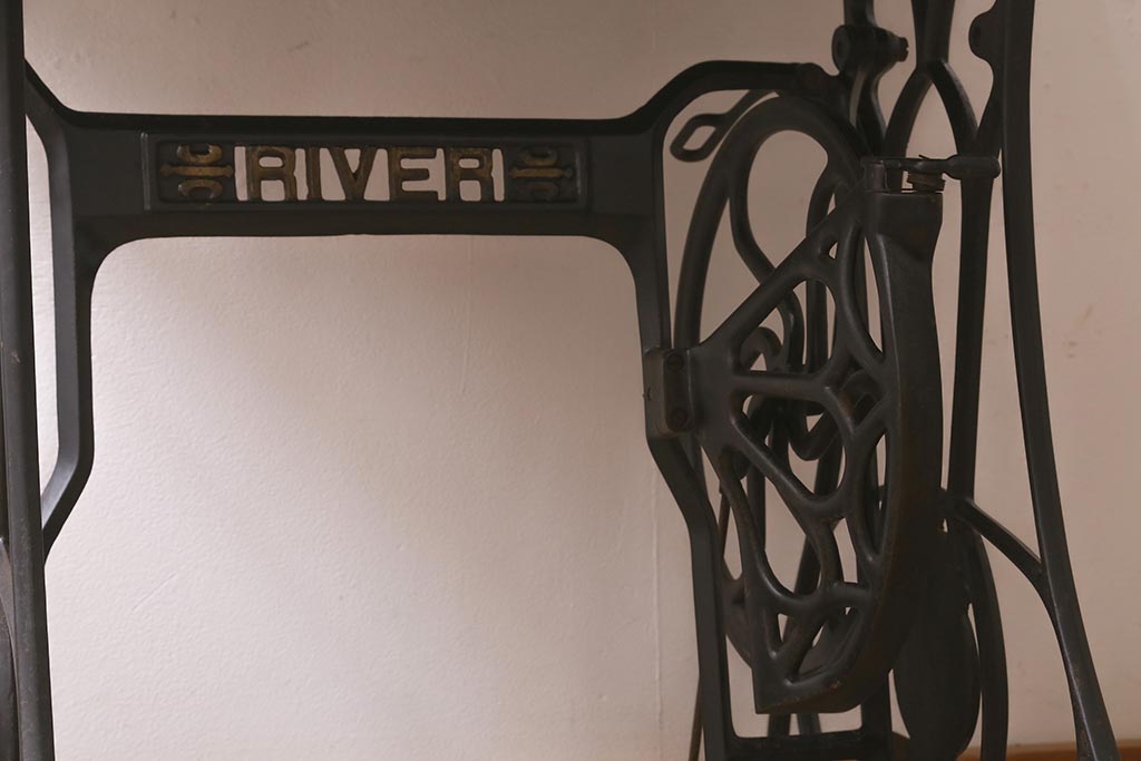 和製アンティーク　リバー社(RIVER)　リメイク　昭和初期　珍しいデザインのミシンテーブル(サイドテーブル、カフェテーブル、ミシン台)(R-043269)