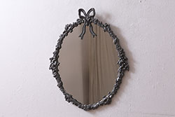 ヴィンテージ雑貨　ヨーロッパビンテージ　可憐なフレームが目を惹く壁掛けミラー(鏡)(R-043309)
