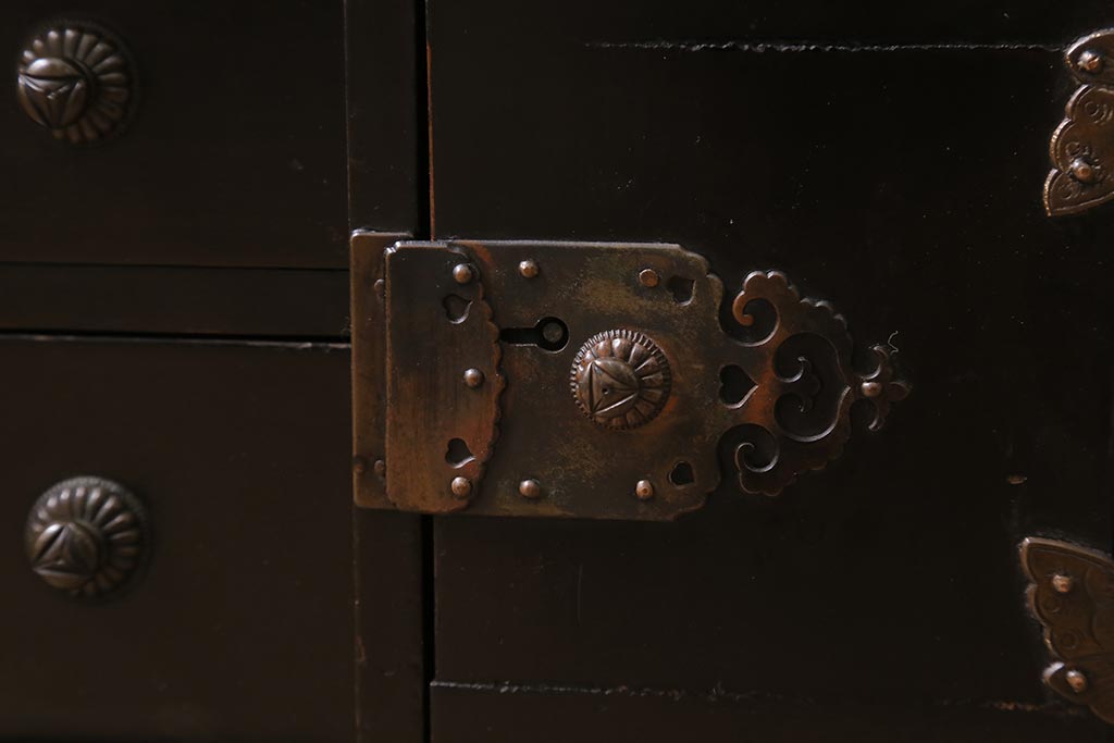 アンティーク家具　工芸家具　桐材　黒漆　凝った真鍮金具が高級感漂う上手物の裁縫箱(小引き出し)(R-043322)