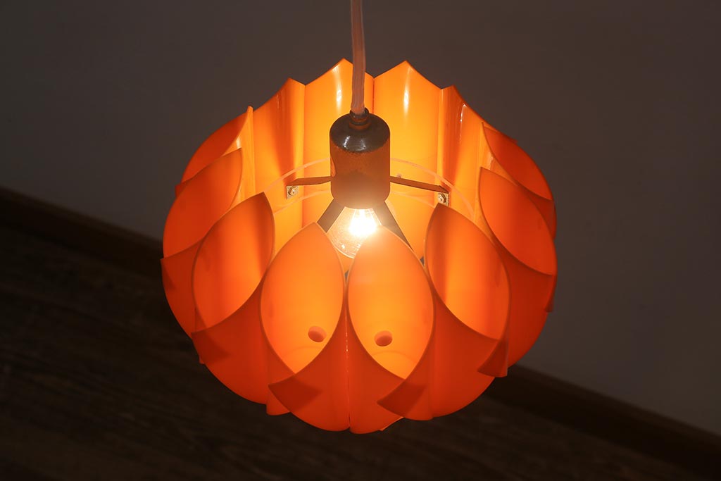 ビンテージ照明　レトロポップなカラーと個性的なデザインが目を引くペンダントライト(天井照明、シェード)(R-043369)