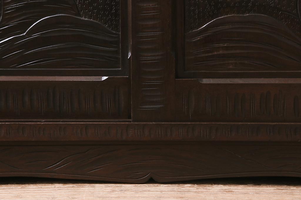 中古　美品　軽井沢彫り　美しい桜の意匠が散りばめられた戸棚(収納棚、キャビネット)(R-043502)