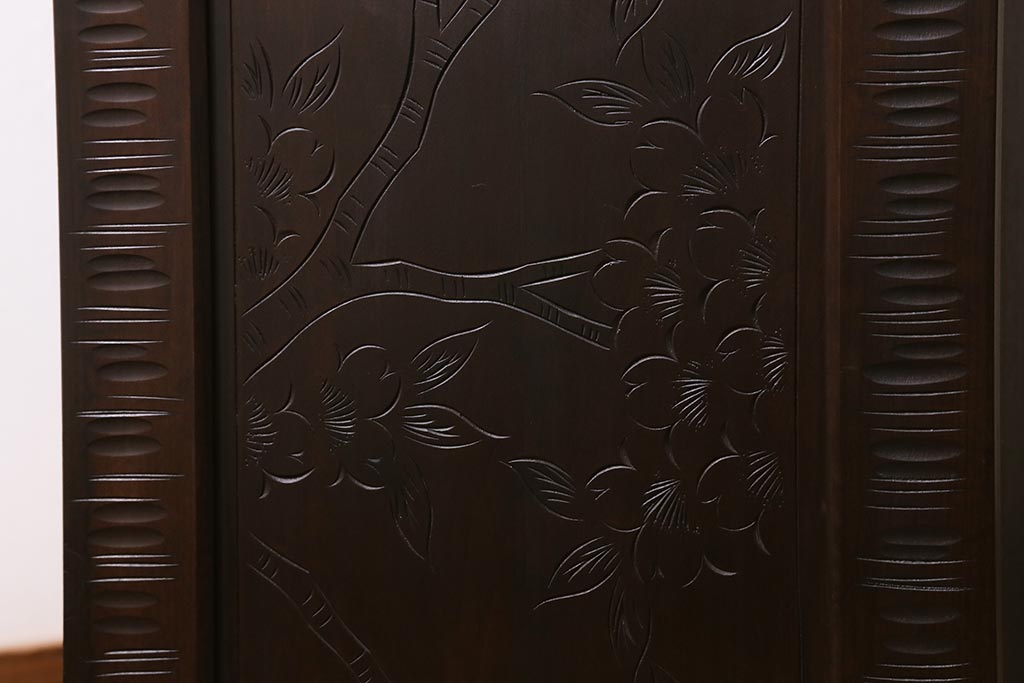 中古　美品　軽井沢彫り　美しい桜の意匠が散りばめられた戸棚(収納棚、キャビネット)(R-043502)