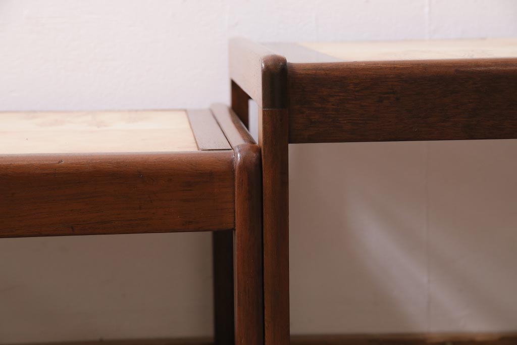ヴィンテージ家具　イギリスビンテージ　チーク材　タイルトップ　ミッドセンチュリーな雰囲気漂うネストテーブル(サイドテーブル)(R-043696)