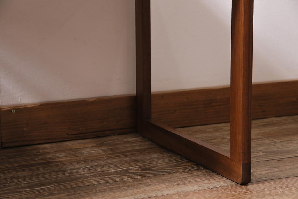 ヴィンテージ家具　イギリスビンテージ　チーク材　タイルトップ　ミッドセンチュリーな雰囲気漂うネストテーブル(サイドテーブル)(R-043696)