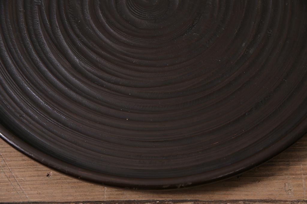 アンティーク雑貨　昭和初期　渦巻き模様　木製　使い込まれた風合いが味わい深いお盆(トレー、丸盆)(R-043713)