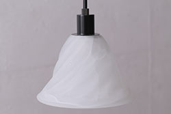 ヴィンテージ照明　イギリスビンテージ　小振りなピンク縁フリルのミルクガラスペンダントライト(ランプシェード、天井照明)(R-040811)