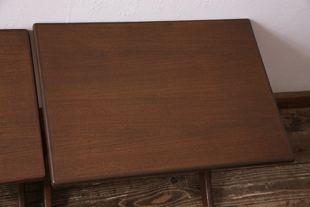 ヴィンテージ家具　北欧ビンテージ　イギリス　チーク材　カーブがおしゃれなネストテーブル(サイドテーブル、カフェテーブル)(R-043934)