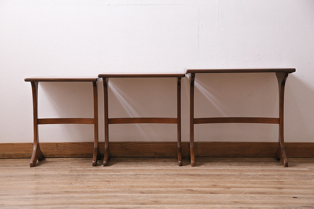 ヴィンテージ家具　北欧ビンテージ　イギリス　チーク材　カーブがおしゃれなネストテーブル(サイドテーブル、カフェテーブル)(R-043934)
