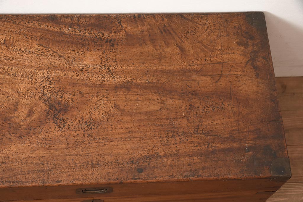 アンティーク家具　和製　昭和初期　センターテーブルにもなる楠木材のトランク(木箱、衣類箱、収納箱、長持)(R-044583)
