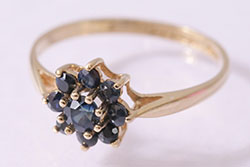 ヴィンテージアクセサリー　イギリス　ゴールド9K　濃青サファイア　フラワーモチーフのリング(指輪、ビンテージ)(R-044712)