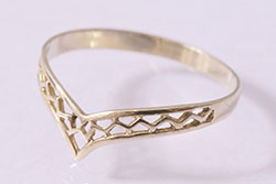 ヴィンテージアクセサリー　イギリス　シルバー　V字モチーフ　透かしデザインのリング(指輪、ビンテージ)(R-044713)