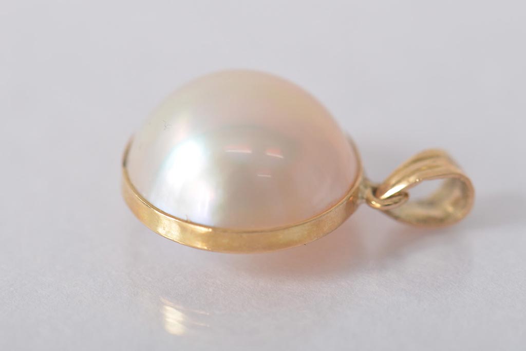 ヴィンテージアクセサリー　K18　真珠色のチャーム(ペンダントトップ、ビンテージ)(R-044913)
