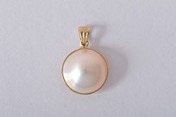 ヴィンテージアクセサリー　K18　真珠色のチャーム(ペンダントトップ、ビンテージ)(R-044913)