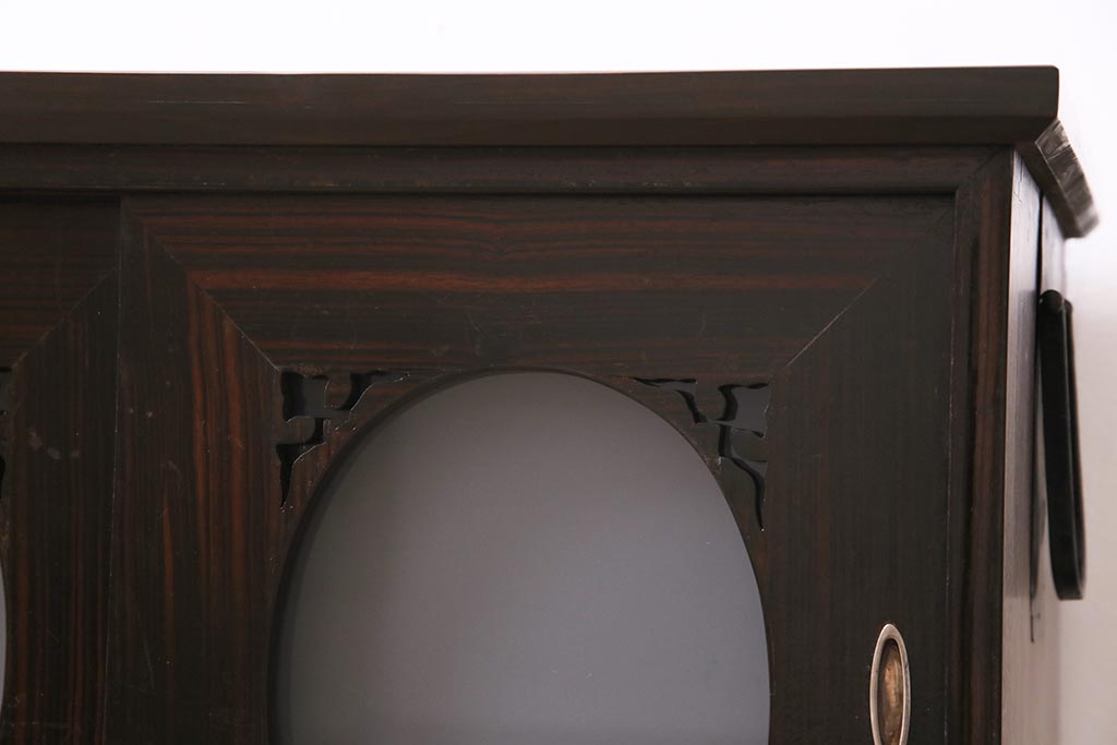 アンティーク家具　和製　大正ロマン　前面縞黒檀材　すりガラス入り　丸窓と透かし彫りの意匠が優美な印象のリビングボード(収納棚)(R-044962)