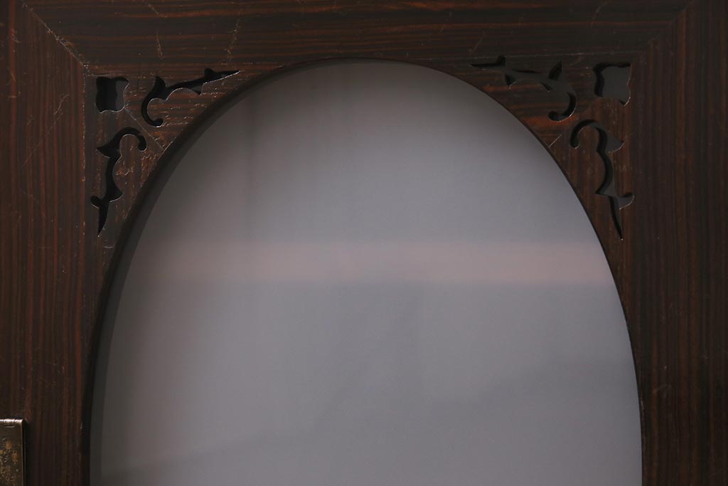 アンティーク家具　和製　大正ロマン　前面縞黒檀材　すりガラス入り　丸窓と透かし彫りの意匠が優美な印象のリビングボード(収納棚)(R-044962)