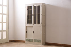 レトロ家具　ホワイトとグリーンのバイカラーがおしゃれなペイント戸棚(食器棚、収納棚、キャビネット)(R-044980)