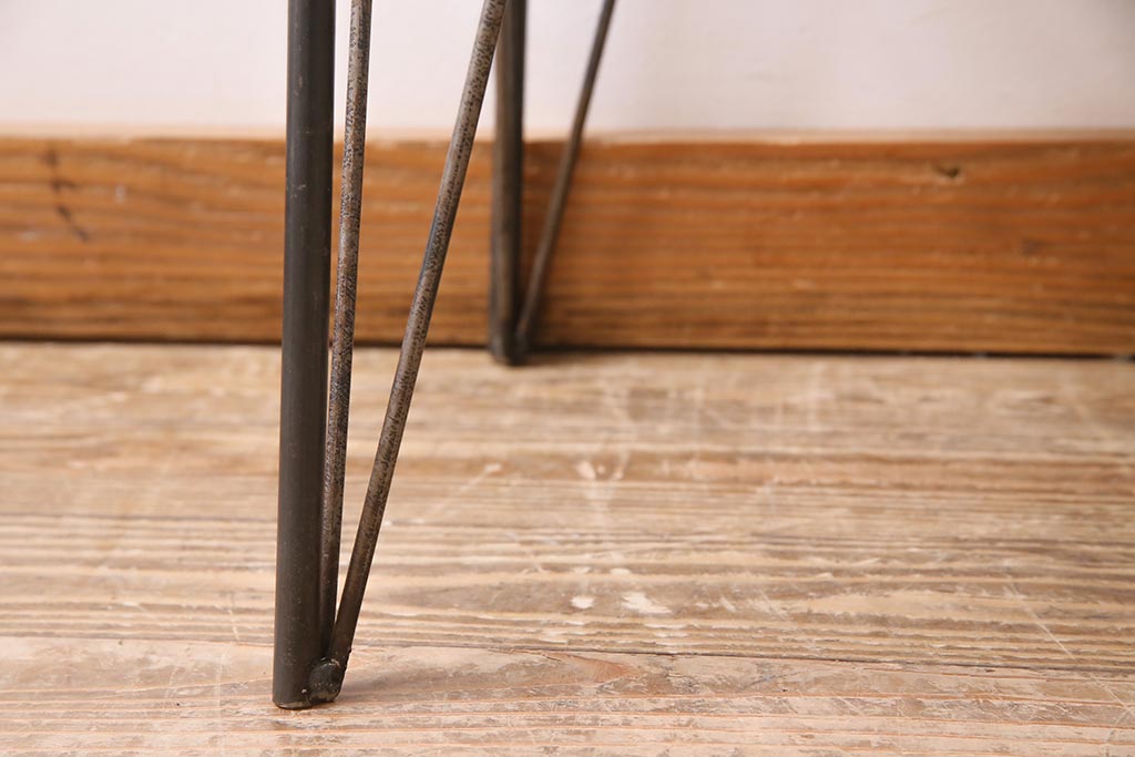 アンティーク家具　古材ケヤキ一枚板　鉄脚リメイク　くっきりとした木目が魅力のサイドテーブル(センターテーブル、ベンチ、飾り台)(R-045081)