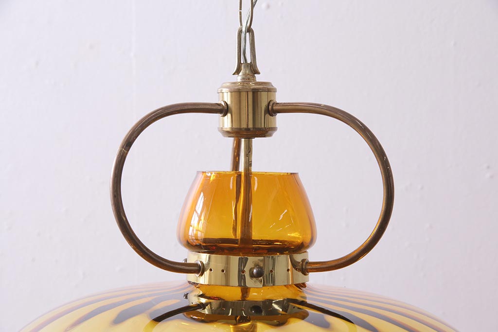 アンティーク照明　アメリカビンテージ　アンバーガラス　3灯　玉ねぎ型のレトロなライト(天井照明、吊り下げ照明、ペンダントライト、ガラスシェード)(R-045144)