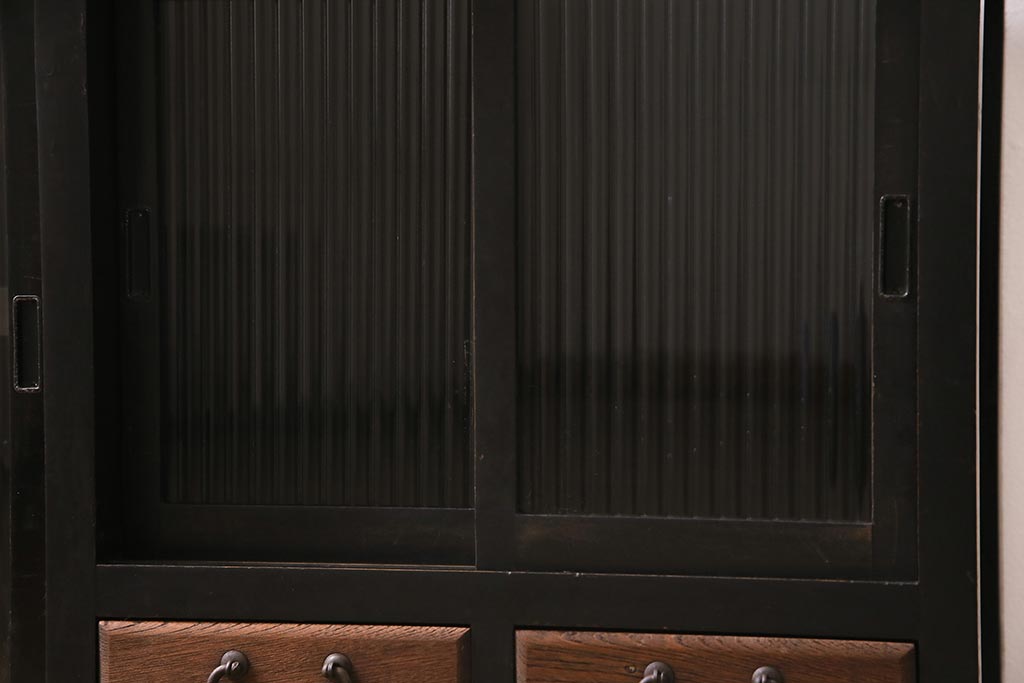 アンティーク家具　和製　大正昭和初期　天板リメイク　モールガラス入り　ツートンカラーがおしゃれな箪笥ローボード(戸棚、収納棚、テレビ台、テレビボード)(R-045176)