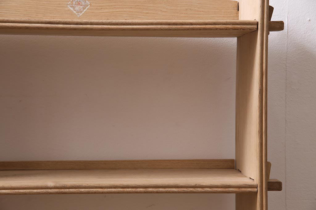 アンティーク家具　昭和初期　ストリップド(剥離)　栓材　楔式　透かしがおしゃれな本棚(飾り棚、シェルフ)(R-045558)