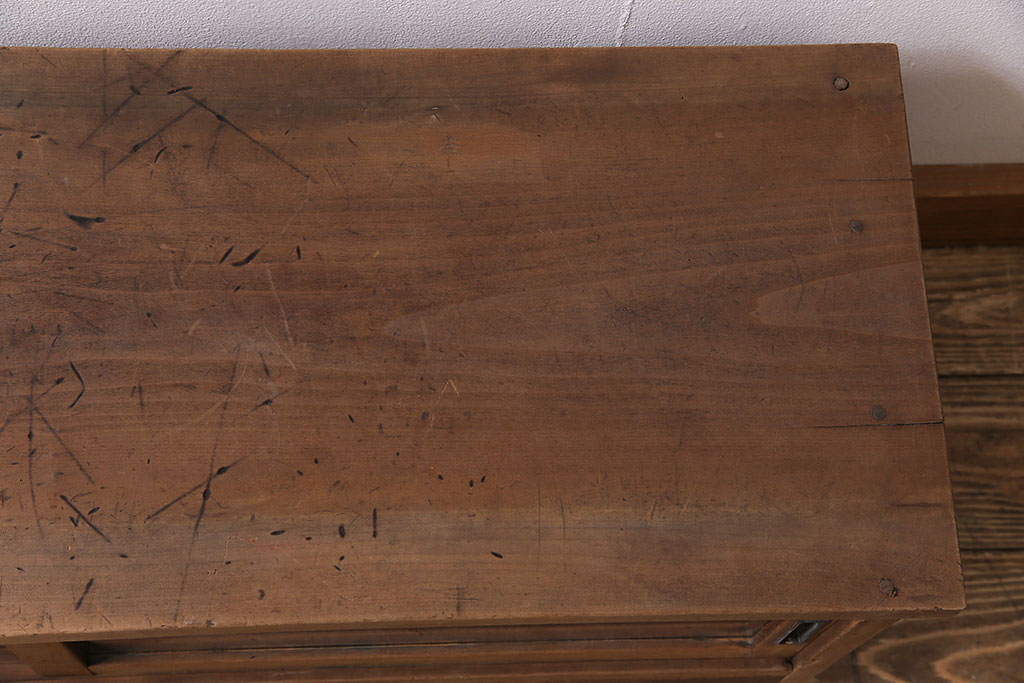 アンティーク家具　昭和初期　ストリップド(剥離)　朴の木　使い込まれた風合いが味のあるローボード(戸棚、収納棚)(R-045584)