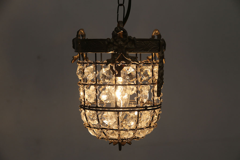 ヴィンテージ照明　イギリスビンテージ　真鍮　凝った装飾が華やかな印象を与える吊り下げ照明(天井照明)(R-045658)