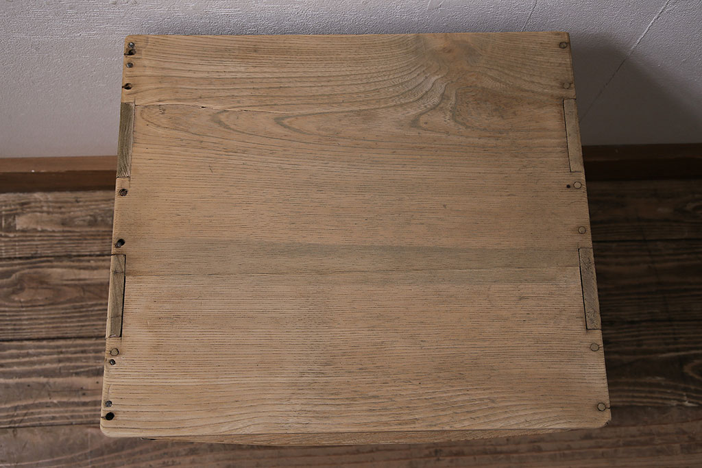 レトロ家具　ストリップド(剥離)　素朴な木味が魅力の昭和レトロな糸ケース(小引き出し)(R-046080)