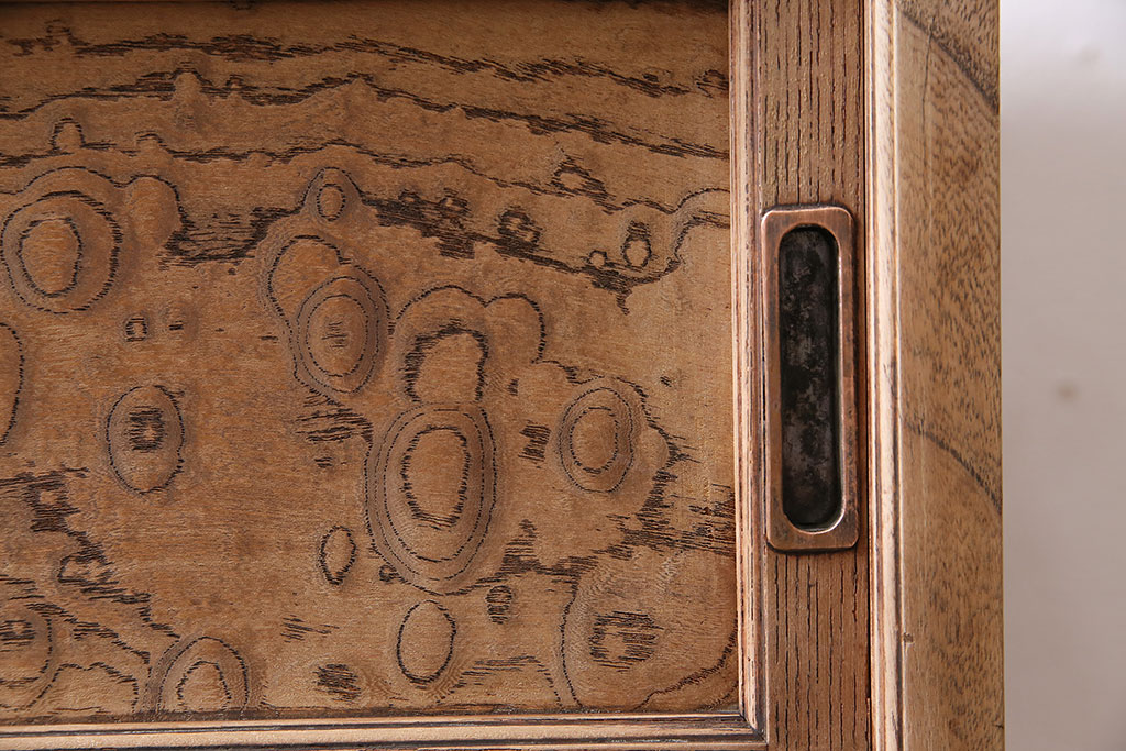 アンティーク家具　昭和初期　ストリップド(剥離)　個性的な杢目が目を引く茶箪笥(茶棚、飾り棚、収納棚)(R-046092)
