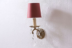 アンティーク照明　フランスアンティーク　赤いシェードが目を引く真鍮製のウォールランプ(壁付け照明、壁掛け照明)(R-046190)