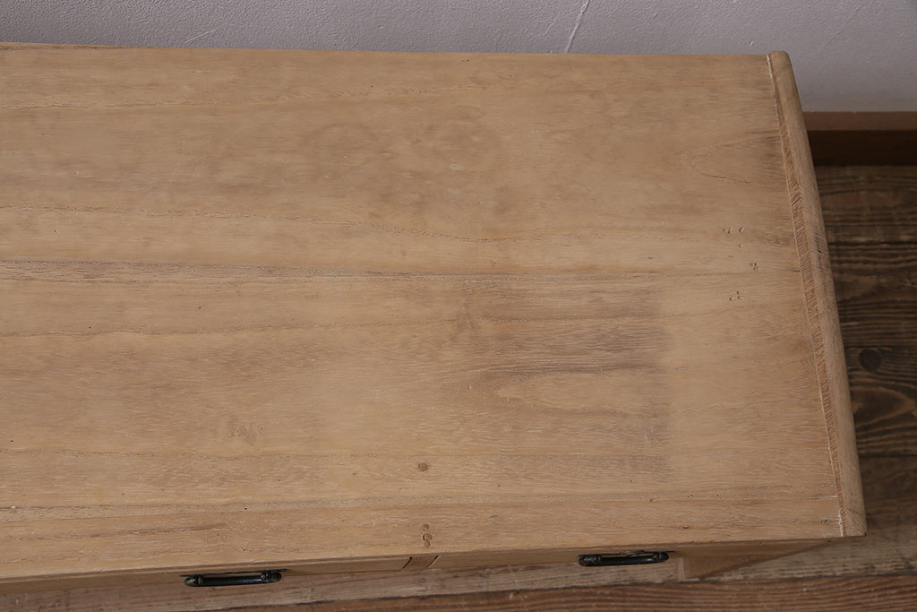 アンティーク家具　昭和初期　ストリップド(剥離)　桐材　引手金具がアクセントの文机(ローテーブル、センターテーブル、座卓)(R-046442)
