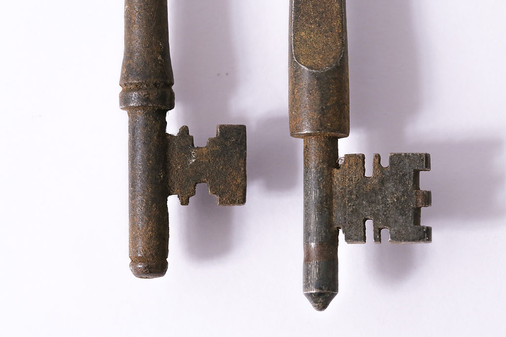 アンティーク雑貨　イギリスアンティーク 錆びた風合いの古いキー2本セット(鍵、カギ)(R-046608)