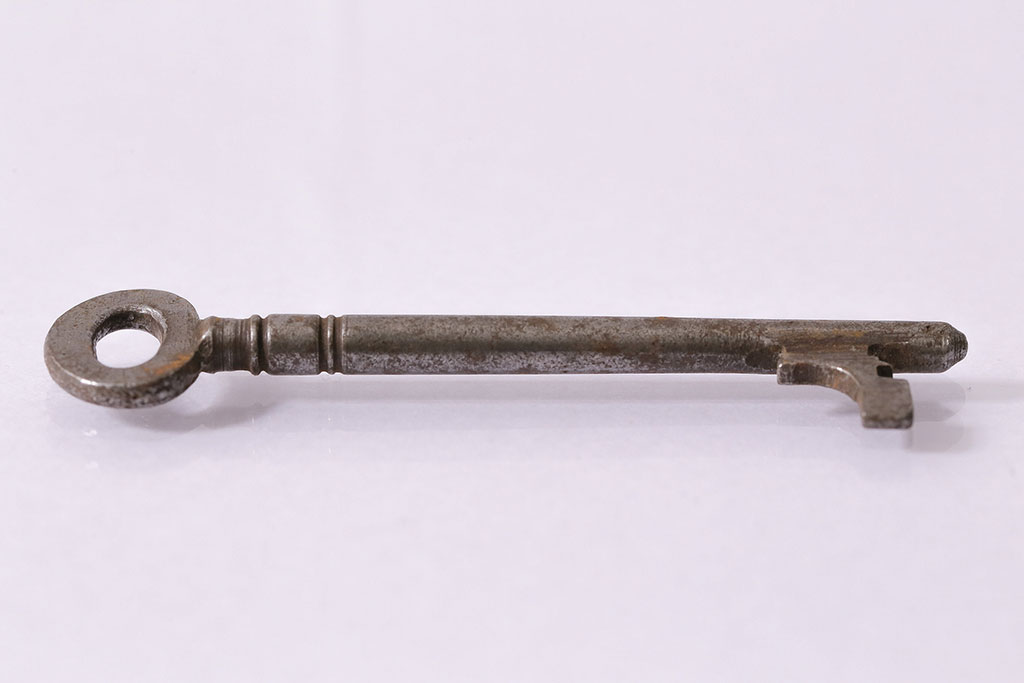 アンティーク雑貨　イギリスアンティーク  シャビーな風合いがお洒落な古いキー3本セット(鍵、カギ)(R-046609)