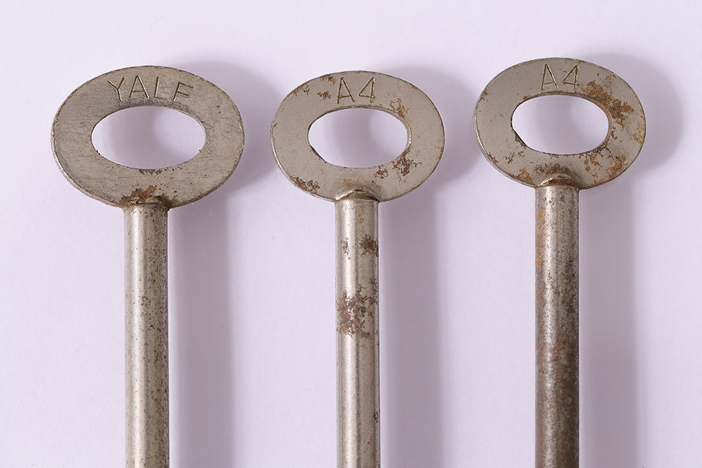 アンティーク雑貨　イギリスアンティーク  シャビーな風合いがお洒落な古いキー3本セット(鍵、カギ)(R-046610)