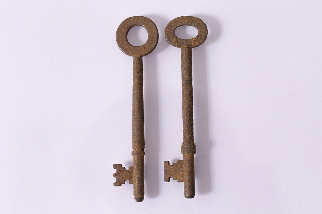 アンティーク雑貨　イギリスアンティーク　錆びた風合いがお洒落なキー2本セット(鍵、カギ)(R-046612)
