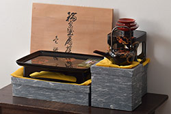 輪島塗　五島屋　木製蒔絵　屠蘇器　共箱(杯台、銚子、金彩)(R-046670)
