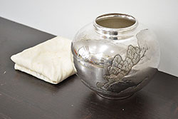 秀峰銘　彫金花瓶(銀製?、シルバー?)(R-046813)