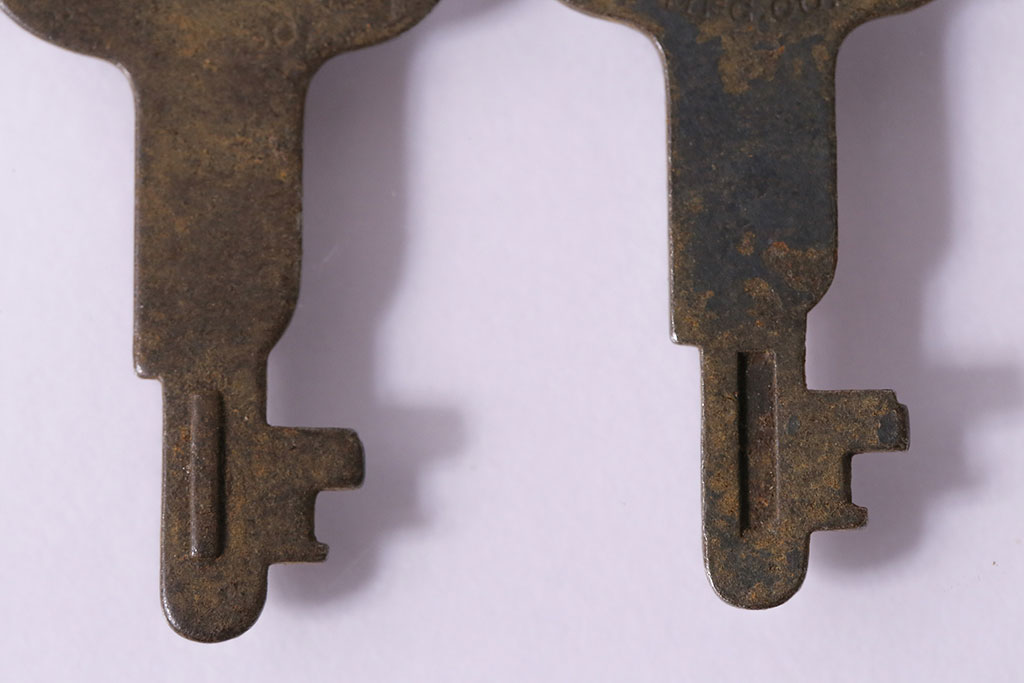 アンティーク雑貨　イギリスアンティーク　デザイン色々!小さなサイズの古いキー10本セット(鍵、カギ)(R-046880)
