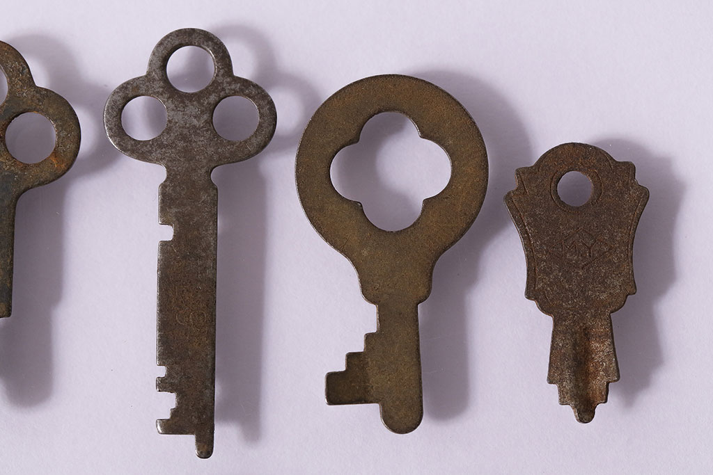 アンティーク雑貨　イギリスアンティーク　デザイン色々!小さなサイズの古いキー10本セット(鍵、カギ)(R-046880)