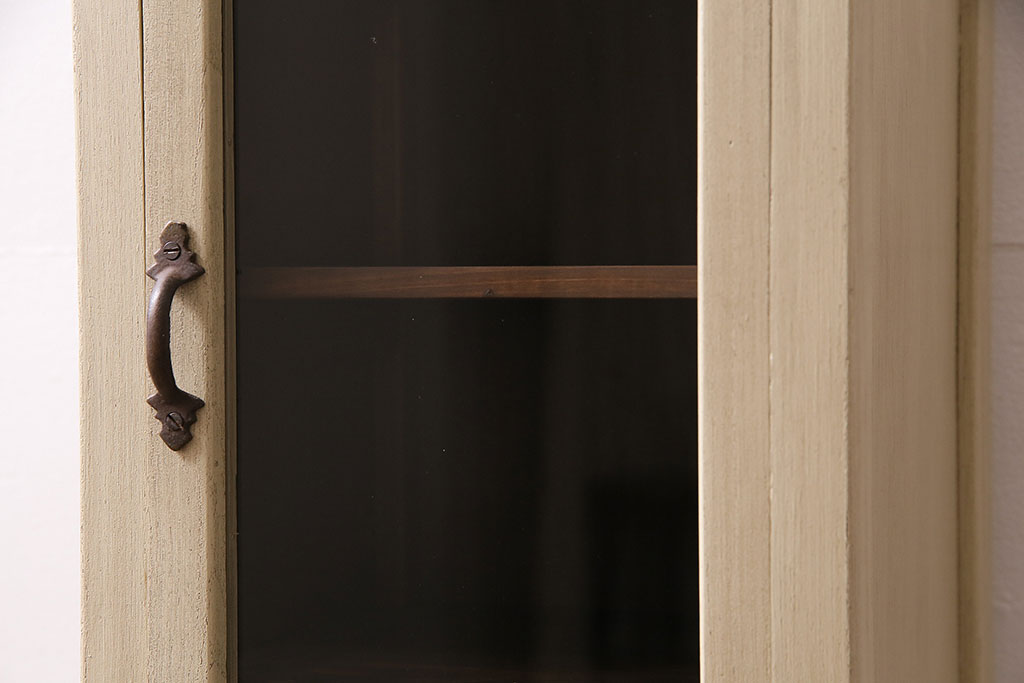 アンティーク家具　昭和初期　ペイント　幅狭タイプが珍しい!レトロなガラス戸棚(キャビネット、収納棚)(R-046990)