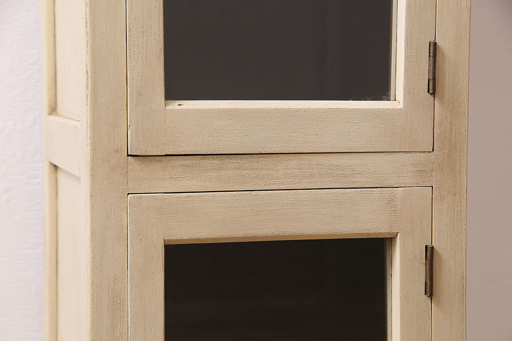 アンティーク家具　昭和初期　ペイント　幅狭タイプが珍しい!レトロなガラス戸棚(キャビネット、収納棚)(R-046990)
